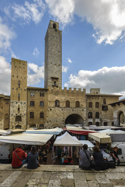 Tourists at the San Gimignano marketplace. Italy, Tuscany, Siena district.