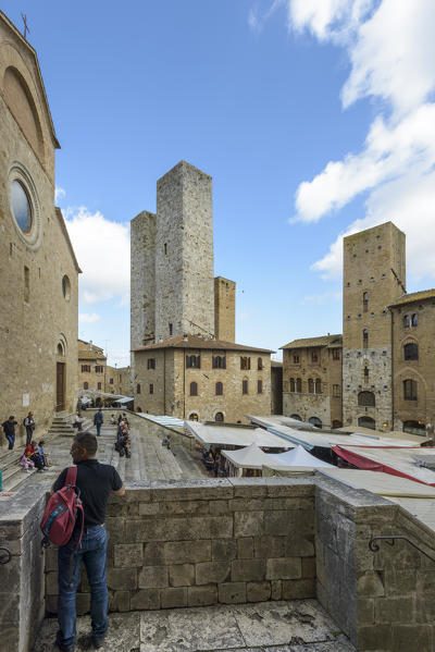 Tourists at the San Gimignano marketplace. Italy, Tuscany, Siena district.