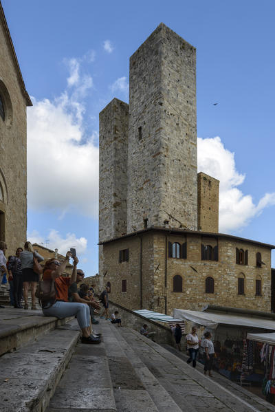 Tourists at the San Gimignano marketplace. Italy, Tuscany, Siena district.