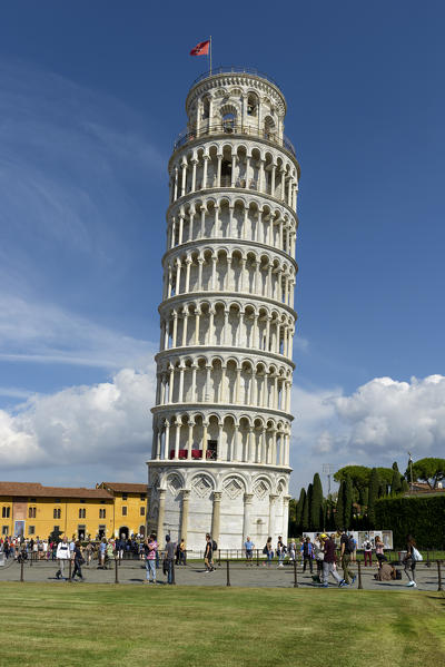 Tourists in front of the leaning tower of Pisa. Europe, Italy, Tuscany, Pisa