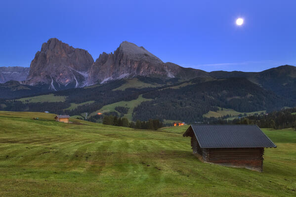 A littke mountain hut with the Sassolungo mountain in the background. Alpe di Siusi/Seiser Alm, Dolomites, South Tyrol, Italy. 