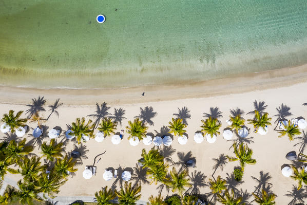 Idyllic tropical Carlisle bay beach with white sand, turquoise ocean water and blue sky at Antigua island in Caribbean 