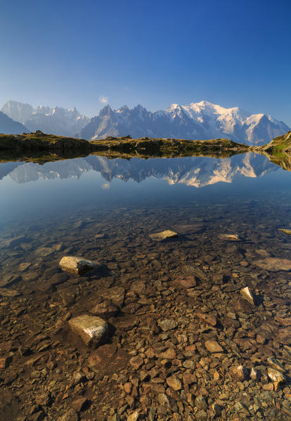 The m.blanc is mirrored between the stones of the lake Cheserys