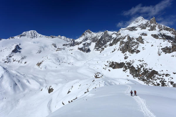 Hikers towards Albert Heim Hütte, with Galenstock summit in the background, Realp, Uri, Switzerland