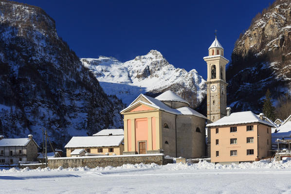 The church of the village Sonogno in winter with Mount Zucchero in the background, Sonogno, Val Verzasca, Canton Ticino, Switzerland, Europe