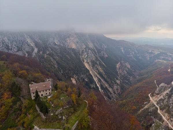 Italy, Umbria, Sibillini Mountains National Park, San Leo hermitage in Gorge Infernaccio