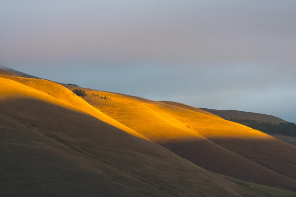 Italy, Umbria, Sibillini mountains, Sunrise on the mountains