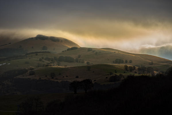 Italy, Umbria, Sibillini mountains, Sunrise on the mountains