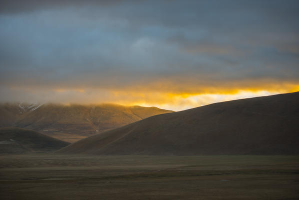 Italy, Umbria, Sibillini mountains, Sunrise on the mountains