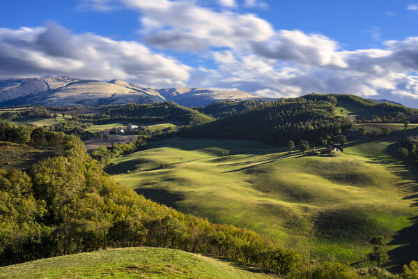 Italy, Marche, Apennines, Sibillini mountain range, Lake Fiastra, Counstryside in Autumn