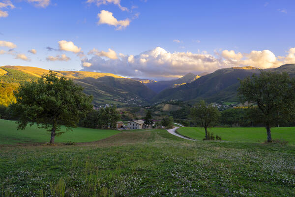 Italy, Marche, Apennines, Sibillini mountain range, Lake Fiastra, Countryside in Autumn