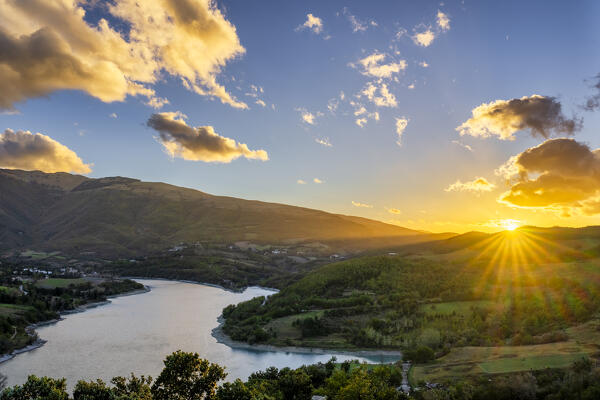 Italy, Marche, Apennines, Sibillini mountain range, Lake Fiastra at sunset