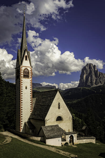 The small church of Saint Jacob, near Ortisei, Sassolungo (Langkofel) and Sassopiatto (Plattkofel) on the back, Gardena valley, Dolomites, Italy