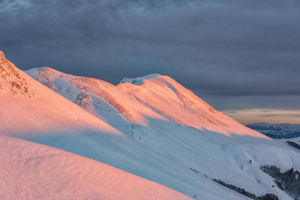 Italy, Umbria, Sibillini NP, Sunset on mountain Redentore in Winter