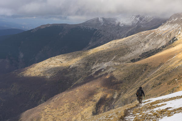 Italy, Umbria, Sibillini NP, Hikers on Apennines in Winter