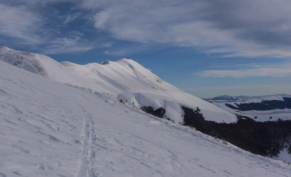 Italy, Umbria, Sibillini NP, Sunset on mountain Redentore in Winter