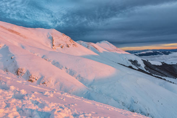 Italy, Umbria, Sibillini NP, Sunset on mountain Redentore in Winter