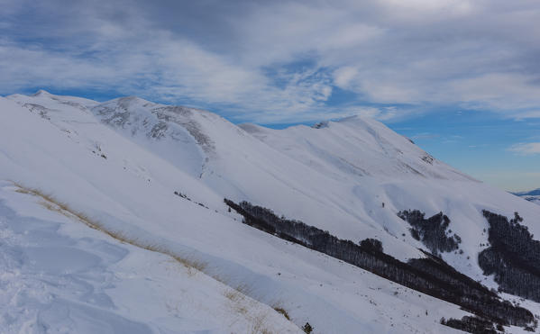 Italy, Umbria, Sibillini NP, Sunset on mountain Redentore in Winter