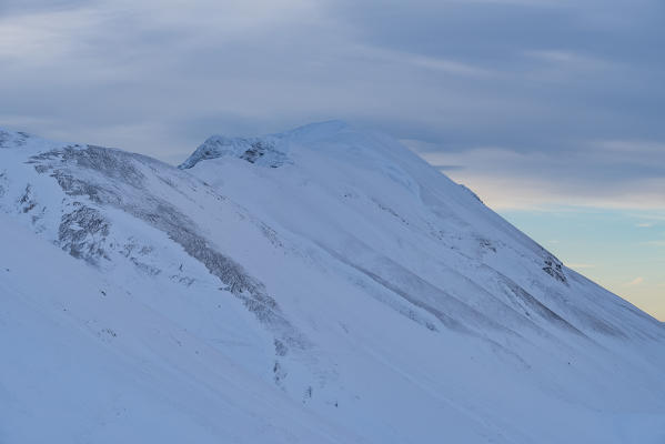 Italy, Umbria, Sibillini NP, Sunset on mountain Redentore in Winter
