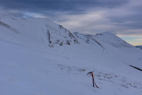 Italy, Umbria, Sibillini NP, Sunset on mountain Redentore in Winter