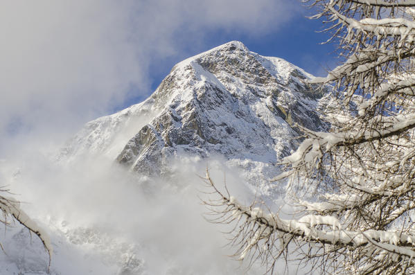 Peaks early after a snowy moment (Val d'Ayas, Valle d'Aosta, Italy)
