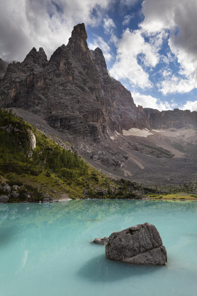 Lake Sorapiss, Sorapiss group, Dolomites, Belluno province, Dolomites, Veneto, Italy, Europe. The 