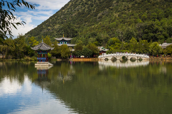 Arched bridge at Black Dragon Pool, Lijiang, Yunnan Province, China, Asia, Asian, East Asia, Far East