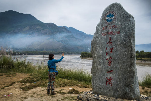 Tourist at First Bend of the Yangtze River at Shigu, Lijiang, Yunnan Province, China, Asia, Asian, East Asia, Far East
