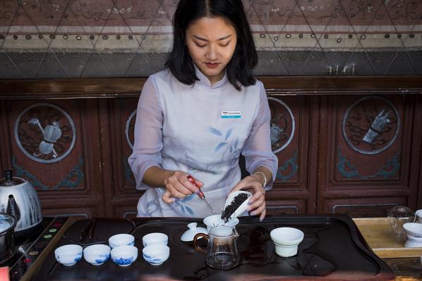 Ceremony of brewing Chinese tea, Lijiang, Yunnan Province, China, Asia, Asian, East Asia, Far East