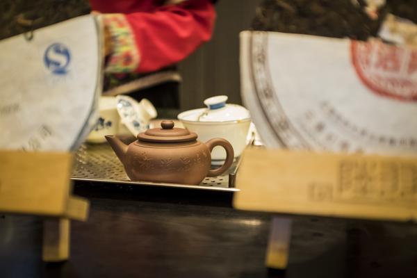 Ceremony of brewing Chinese tea, Kunming, Yunnan Province, China, Asia, Asian, East Asia, Far East