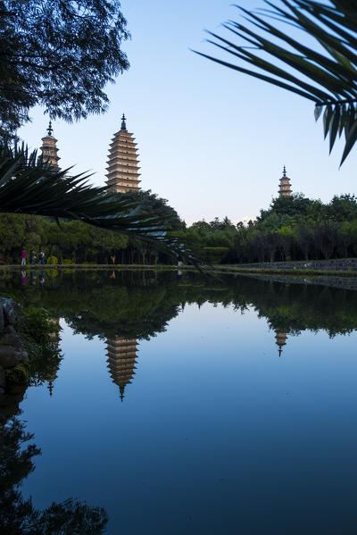 Three Pagodas of the Chongsheng Temple in old town of Dali, Yunnan Province, China, Asia, Asian, East Asia, Far East