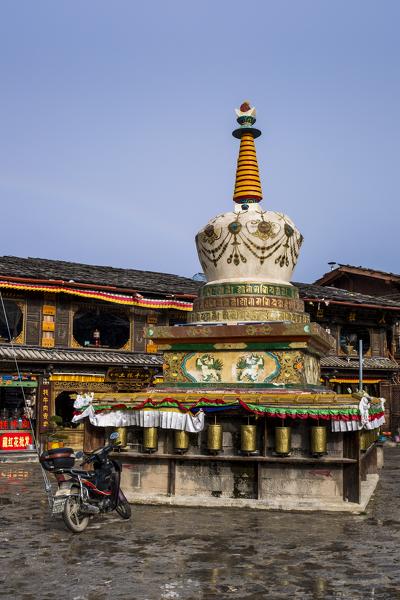 White stupa in old town of Zhongdian, Shangri-La County, Yunnan Province, China, Asia, Asian, East Asia, Far East