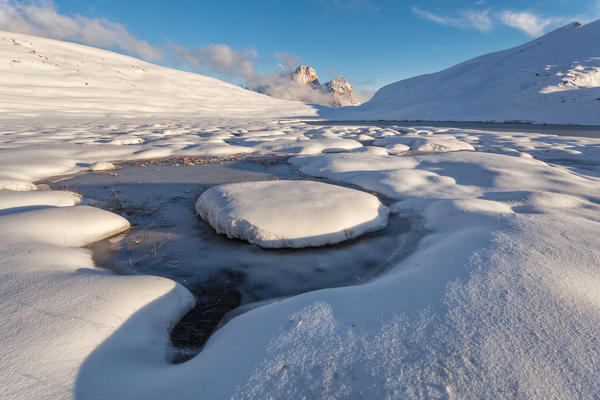Europe, Italy, Veneto, Belluno. Mondeval snowy with the icy Lake of Baste, Dolomites