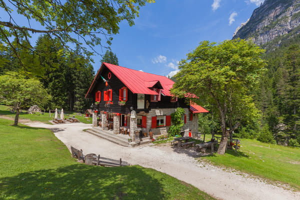 Europe, Italy, Veneto, Belluno. Rifugio Padova, alpine hut at the foot of Monfalconi and Spalti di Toro, Domegge di Cadore, Belluno, Dolomiti