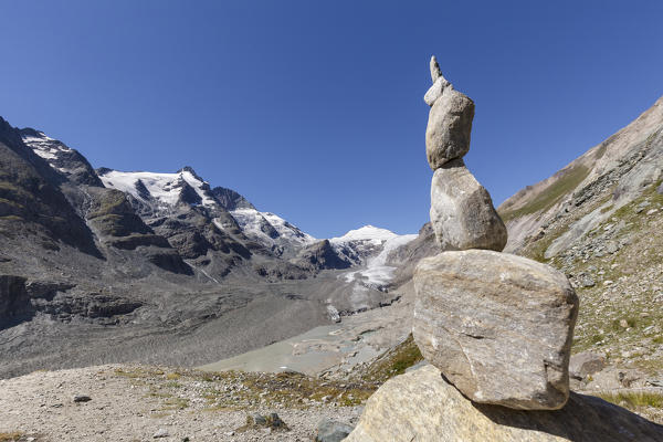 Europe, Austria. Grossglockner and Johannisberg mountains with the Pasterze glacier, Glockner Group, High Tauern