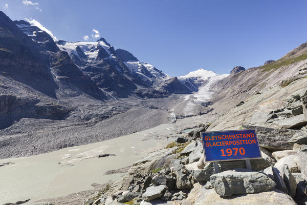 Europe, Austria, Carinthia, Glockner Group, High Tauern. Grossglockner and Johannisberg mountains, signsr indicate the glacier position in recent years