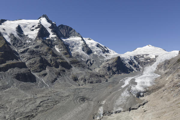 Europe, Austria. Grossglockner and Johannisberg mountains with the Pasterze glacier, Glockner Group, High Tauern