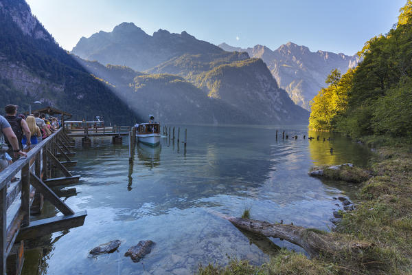Europe, Germany, Bavaria, Berchtesgaden. People vaitingthe boat  on the docking of Salet at Konigsee