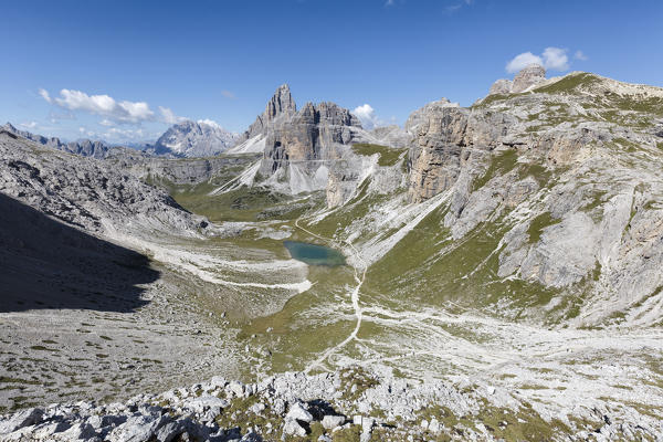 Europe, Italy, Veneto, Belluno. The alpine lake of Cengia with Croda Passaporto, Tre Cime di Lavaredo, Dolomites