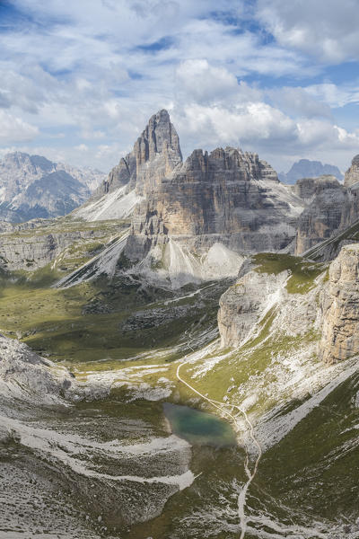 Europe, Italy, Veneto, Belluno. The alpine lake of Cengia with Croda Passaporto, Tre Cime di Lavaredo, Sexten Dolomites
