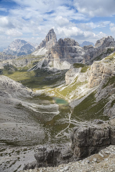 Europe, Italy, Veneto, Belluno. The alpine lake of Cengia with Croda Passaporto, Tre Cime di Lavaredo, Sexten Dolomites