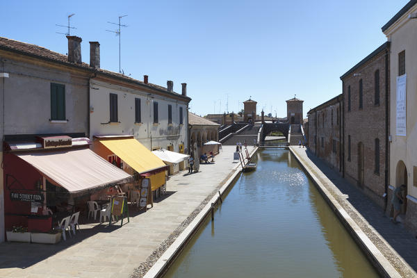 Europe, Italy, Emilia Romagna, Ferrara, Comacchio. The Pallotta water canal and the Trepponti bridge