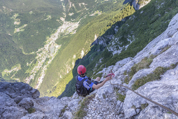 Europe, Italy, Veneto, Agordo, mountain climber on the via ferrata Fiamme Gialle at Palazza Alta of Pelsa, Civetta group, Dolomites