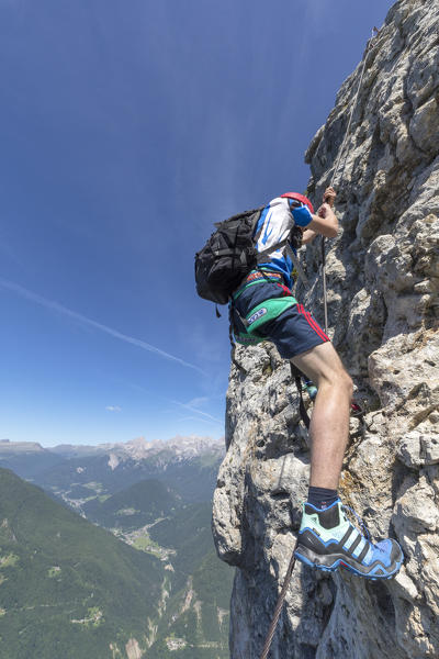 Europe, Italy, Veneto, Agordo, mountain climber on the via ferrata Fiamme Gialle at Palazza Alta of Pelsa, Civetta group, Dolomites