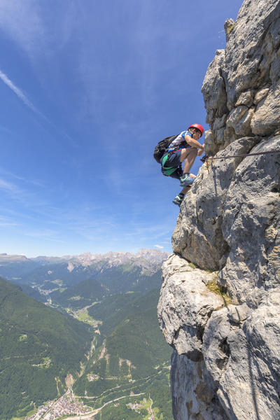 Europe, Italy, Veneto, Agordo, mountain climber on the via ferrata Fiamme Gialle at Palazza Alta of Pelsa, Civetta group, Dolomites