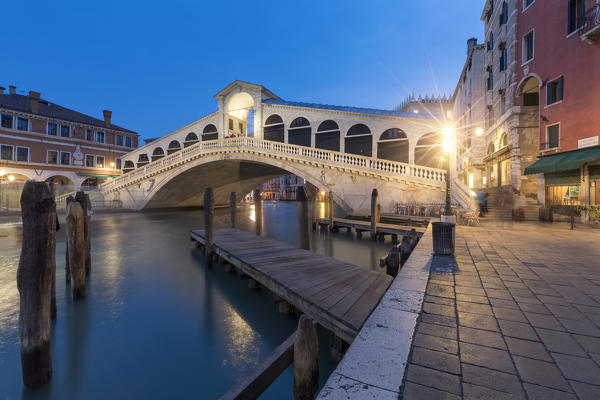 Dusk on the Grand Canal with the Rialto bridge, Venice, Veneto, Italy