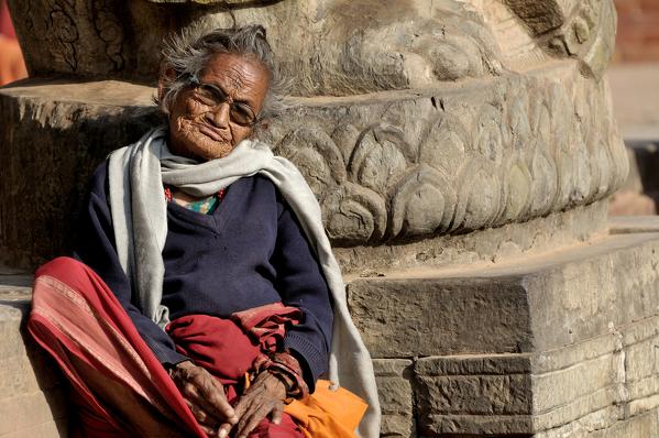 Nepal is one of the poorest countries on earth and it is usual to find agl'angoli the streets or on the steps of the temples several mendicant to ask for charity to passers