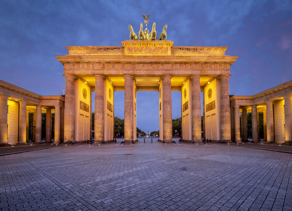 Brandenburger Tor at sunrise, Mitte, Berlin, Germany