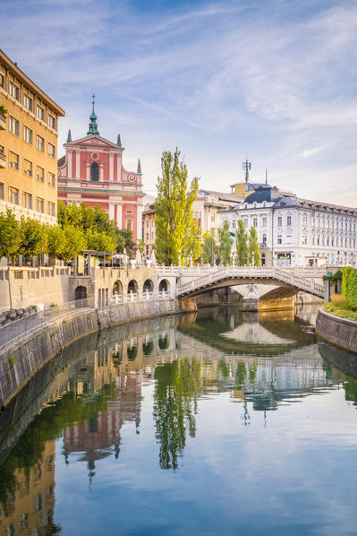 The old town of Ljubljana, with the Ljubljanica river, the Triple Bridge and the iconic Franciscan Annunciation church. Ljubljiana, Osrednjeslovenska, Slovenia.
