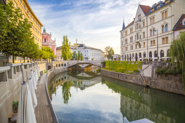The old town of Ljubljana, with the Ljubljanica river, the Triple Bridge and the iconic Franciscan Annunciation church. Ljubljiana, Osrednjeslovenska, Slovenia.